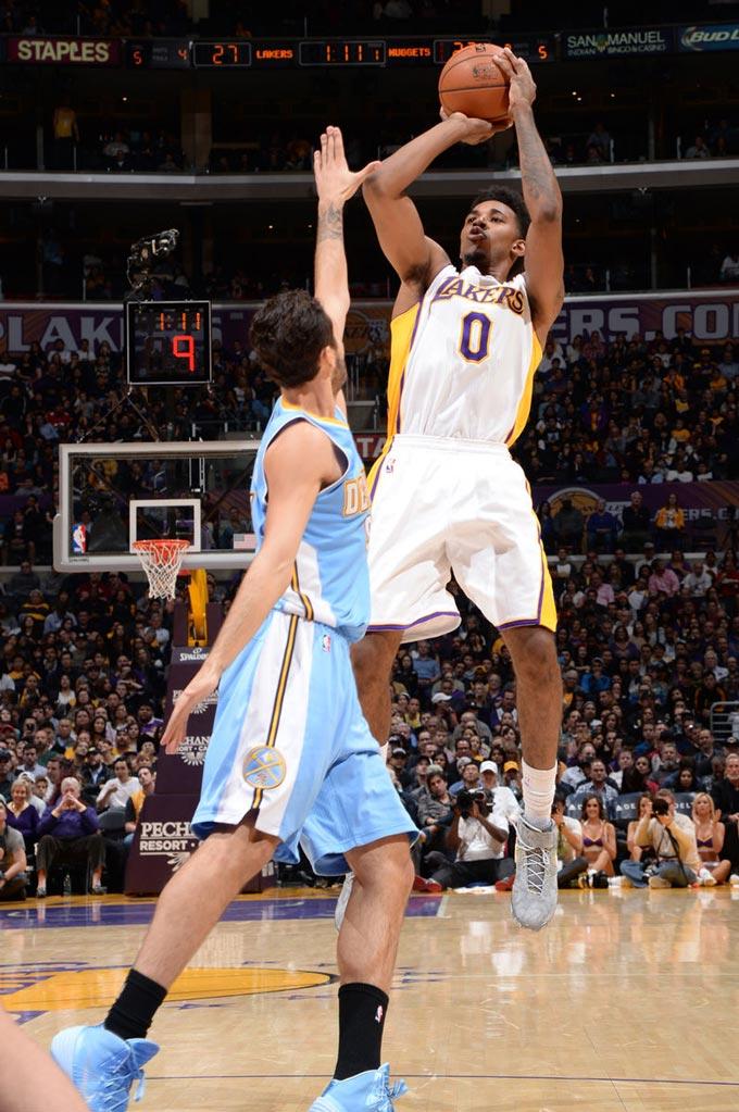 感受土超的气氛，埃德森在伊斯坦布尔德比中遭球迷投掷塑料杯（土超氛围拉满：伊斯坦布尔德比中埃德森遭球迷掷塑料杯）