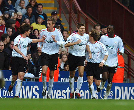 深入剖析布克场上的威慑力（深度解析布克在球场上的震慑力）