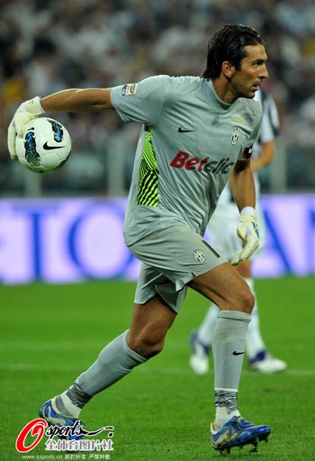 攻防俱佳！奎因12中7砍下22分6板9助6断1帽 三分7中5（攻守兼备！奎因12投7中斩获22分6板9助6断1帽 三分7投5中）