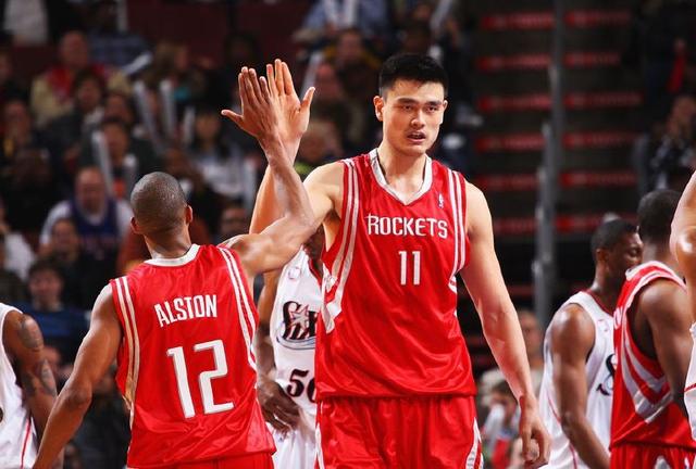 尼斯vs罗马欧联比赛期间法国警方拘捕102名球迷，并缴获很多武器（法国警方在欧联尼斯对罗马比赛期间拘捕102名球迷并缴获大量武器）