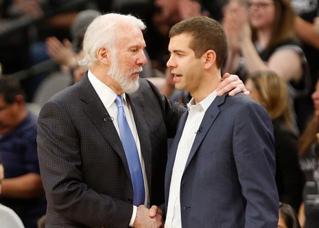 王鹤棣见老师落泪后调皮盖帽（老师落泪后，王鹤棣顽皮来个盖帽）